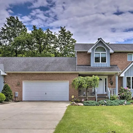 Charming Lewiston Apt 10 Miles To Niagara Falls!